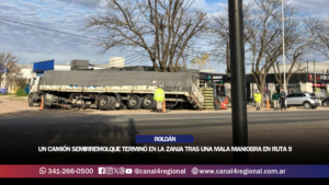 ROLDÁN: UN CAMIÓN SEMIRREMOLQUE TERMINÓ EN LA ZANJA TRAS UNA MALA MANIOBRA EN RUTA 9