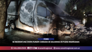 FUNES: SE INCENDIÓ UNA CHATA FURGÓN CARGADA DE GOLOSINAS EN PLENA MADRUGADA 
