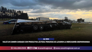 VOLCÓ UN CAMIÓN CARGADO CON PRODUCTOS LÁCTEOS EN LA AUTOPISTA ROSARIO-CÓRDOBA: PERSONAS SE LLEVARON LA MERCADERÍA DESPARRAMADA