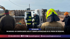 RICARDONE: UN CAMIÓN BATEA VOLCÓ Y QUEDÓ LATERALIZADO EN EL PREDIO DE RESICOM