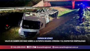 CAÑADA DE GÓMEZ: VOLCÓ UN CAMIÓN CON MAÍZ SOBRE LA AUTOPISTA ROSARIO–CÓRDOBA Y EL CHOFER FUE HOSPITALIZADO